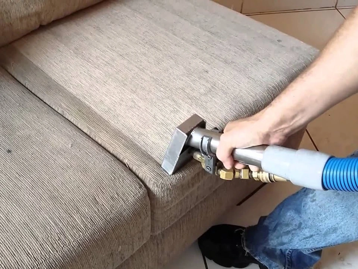 Limpeza e Higienização de Estofados: Como a J Clean Transforma Seu Sofá em um Oásis de Conforto e Saúde